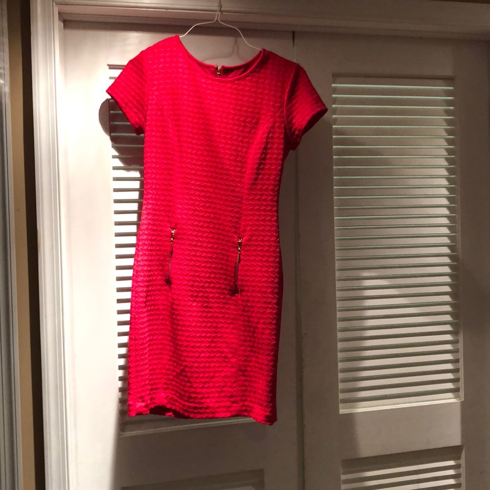 Sharagano. Red short sleeve dress with gold zipper